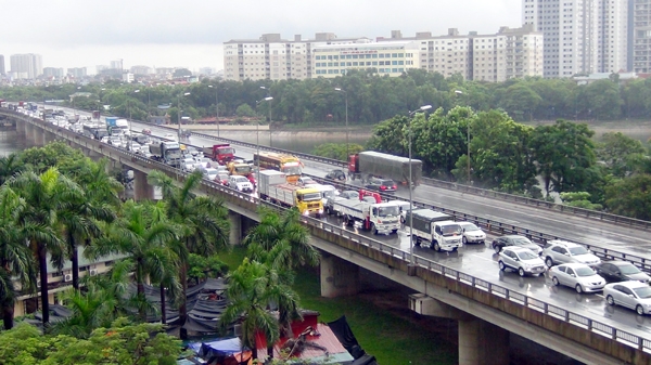 Tuyến đường tr&ecirc;n cao hướng từ Ph&aacute;p V&acirc;n đi Khuất Duy Tiến bị &ugrave;n tắc từ s&aacute;ng sớm.