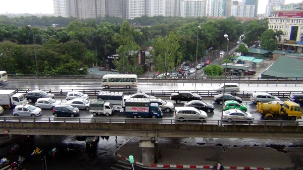 H&agrave; Nội đang gấp r&uacute;t l&agrave;m th&ecirc;m những tuyến đường v&agrave;nh đai để hỗ trợ cho đường tr&ecirc;n cao