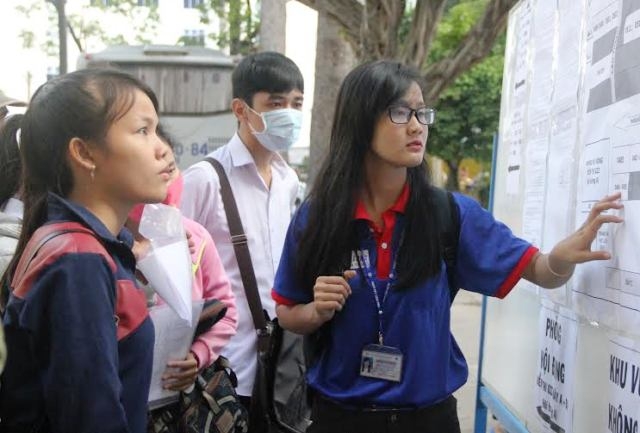 Sinh vi&ecirc;n tham gia chương tr&igrave;nh t&igrave;nh nguyện tiếp sức m&ugrave;a thi (Ảnh: Ho&agrave;i Nam)