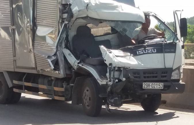 Xe tải 29H-021.53 đ&atilde; bị biến dạng phần đầu sau c&uacute; t&ocirc;ng qu&aacute; mạnh