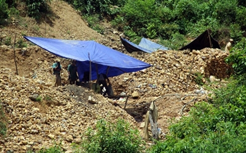 2 thiếu ni&ecirc;n bỏ trốn khỏi b&atilde;i v&agrave;ng &ldquo;khổ sai&rdquo;