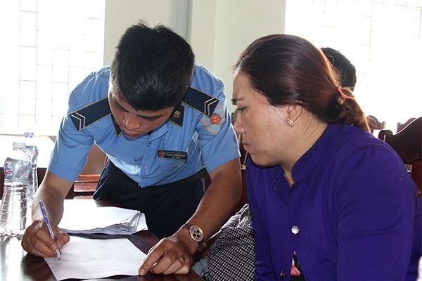 Qua&nbsp;đường d&acirc;y n&oacute;ng, TTGT tiếp nhận th&ocirc;ng tin phản &aacute;nh của c&aacute;c doanh nghiệp về t&igrave;nh trạng xe qu&aacute; tải chưa được xử l&yacute; nghi&ecirc;m khiến c&aacute;c doanh nghiệp bất b&igrave;nh&nbsp;