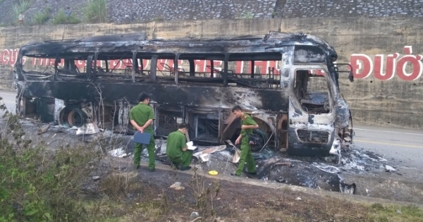 Xe khách biển số Lào đang chạy bỗng bốc cháy trơ khung