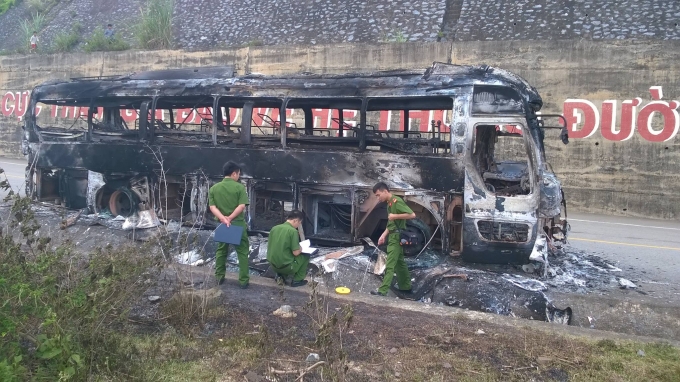 Chiếc xe kh&aacute;c đang lưu th&ocirc;ng bỗng ph&aacute;t hỏa rồi bốc ch&aacute;y dữ dội.