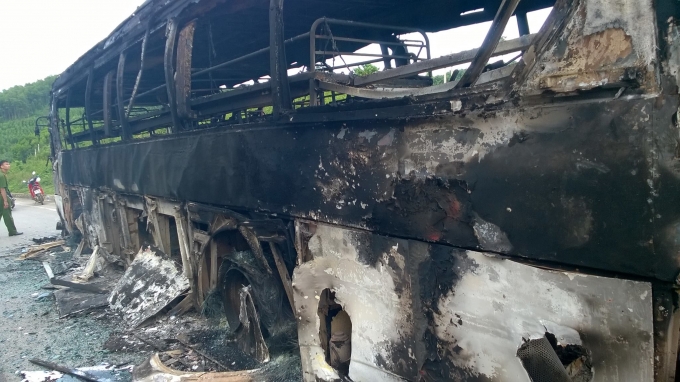 Ngọn lửa đ&atilde; thi&ecirc;u rụi chiếc xe chỉ c&ograve;n trơ lại khung sắt.