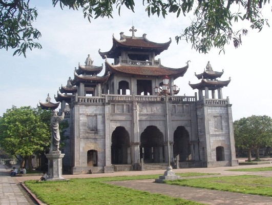 Nh&agrave; thờ đ&aacute; Ph&aacute;t Diệm.