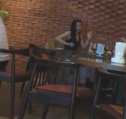 Mới đ&acirc;y l&agrave; clip ghi lại cảnh c&ocirc; h&uacute;t thuốc l&aacute; trong một qu&aacute;n cafe khiến cộng đồng mạng dậy s&oacute;ng.