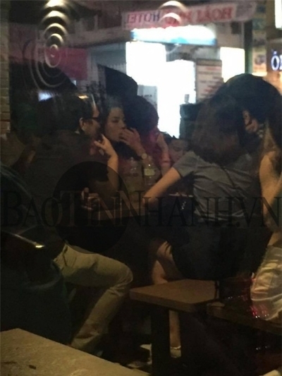 Bức ảnh Kỳ Duy&ecirc;n say xỉn trong một qu&aacute;n bả đ&atilde; được ghi lại. Ảnh: Baotinnhanh.vn.