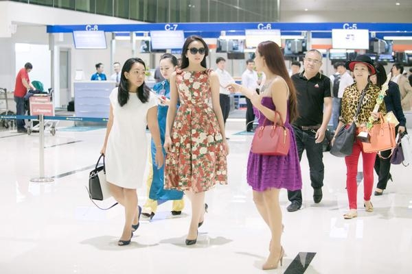 ...v&agrave; để bố mẹ x&aacute;ch đồ đi đằng sau.