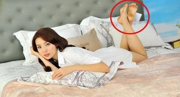 Ch&acirc;n bẩn chụp ảnh quảng c&aacute;o cũng khiến c&ocirc; mất điểm trong mắt c&ocirc;ng ch&uacute;ng.