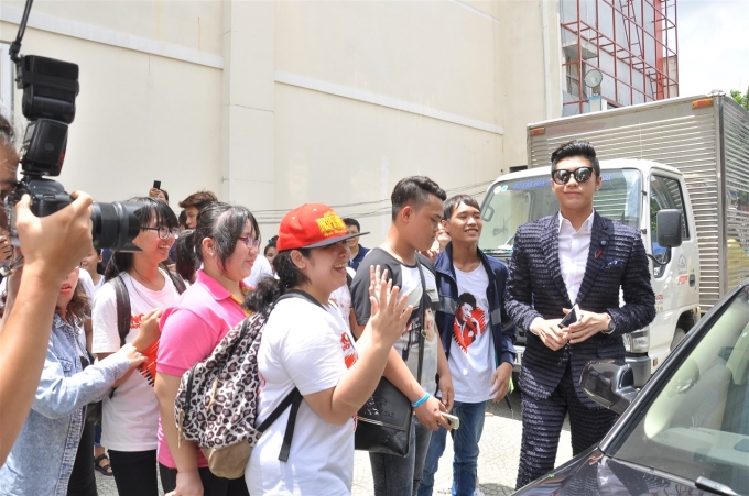 Noo Phước Thịnh l&agrave; một trong số 6 HLV của Tuyệt Đỉnh Song Ca.&nbsp;Vừa xuất hiện, anh ch&agrave;ng đ&atilde; nhanh ch&oacute;ng bị fan v&acirc;y k&iacute;n.