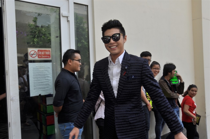 L&agrave; một trong số những nghệ sỹ hot nhất hiện nay, Noo lu&ocirc;n biết c&aacute;ch l&agrave;m mới h&igrave;nh ảnh của m&igrave;nh trong mắt kh&aacute;n giả với phong c&aacute;ch thời trang đa dạng, thời thượng.&nbsp;Nụ cười dễ &ldquo;hớp hồn&rsquo;&rsquo; người h&acirc;m mộ của giọng ca &ldquo;Cause I love you&rdquo;.