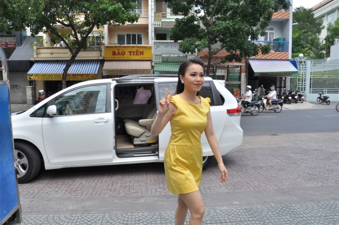 Cẩm Ly giản dị với chiếc đầm su&ocirc;ng &ocirc;m s&aacute;t khoe đường cong cơ thể.