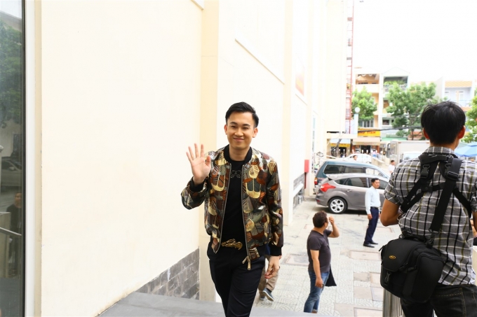 Dương Triệu Vũ chọn cho m&igrave;nh trang phục khỏe khoắn, c&aacute; t&iacute;nh.              Hai chị em Cẩm Ly &ndash; Minh Tuyết.