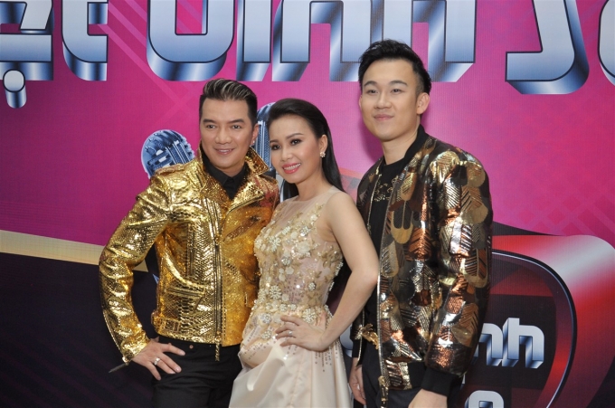 &ldquo;Chị tư&rdquo; Cẩm Ly khoe d&aacute;ng b&ecirc;n Mr.Đ&agrave;m v&agrave; Dương Triệu Vũ.              &nbsp;        Bộ tứ HLV rạng rỡ b&ecirc;n gi&aacute;m đốc &acirc;m nhạc của Tuyệt Đỉnh Song Ca &ndash; nhạc sĩ Phương Uy&ecirc;n.&nbsp;