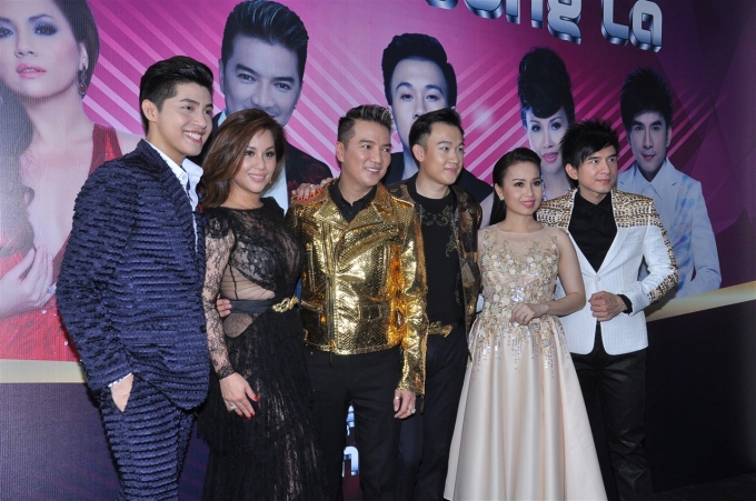 Bộ ba HLV kh&aacute; thoải m&aacute;i trước khi bước v&agrave;o chương tr&igrave;nh. Mr.Đ&agrave;m c&ograve;n c&oacute; những cử chỉ nghịch ngợm nhằm gi&uacute;p kh&ocirc;ng kh&iacute; hậu trường bớt đi phần n&agrave;o căng thẳng.