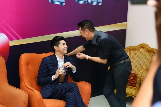 &ldquo;&Ocirc;ng ho&agrave;ng nhạc Việt&rdquo; tr&ograve; chuyện vui vẻ c&ugrave;ng Noo trước giờ ghi h&igrave;nh.