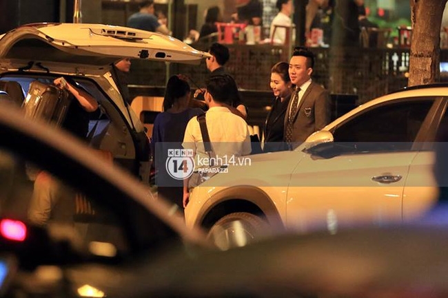 Hari Won v&agrave; Trấn Th&agrave;nh trở ra sau m&agrave;n cầu h&ocirc;n b&iacute; mật tr&ecirc;n qu&aacute;n bar.