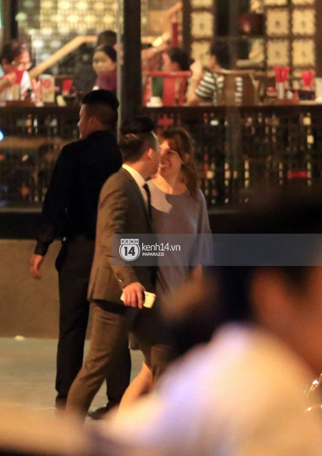 Hari cười hạnh ph&uacute;c khi đi b&ecirc;n cạnh Trấn Th&agrave;nh.