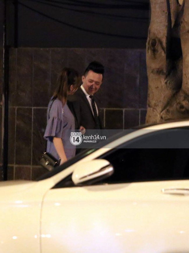 Cả 2 tay trong tay đi dạo một đoạn để l&ecirc;n xe...