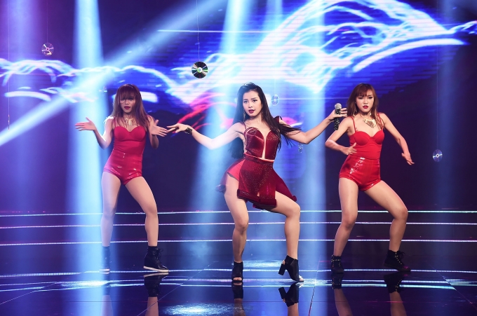 S&agrave;i G&ograve;n đ&ecirc;m thứ 7:  Phương Trinh Jolie khoe vẻ đẹp sexy với