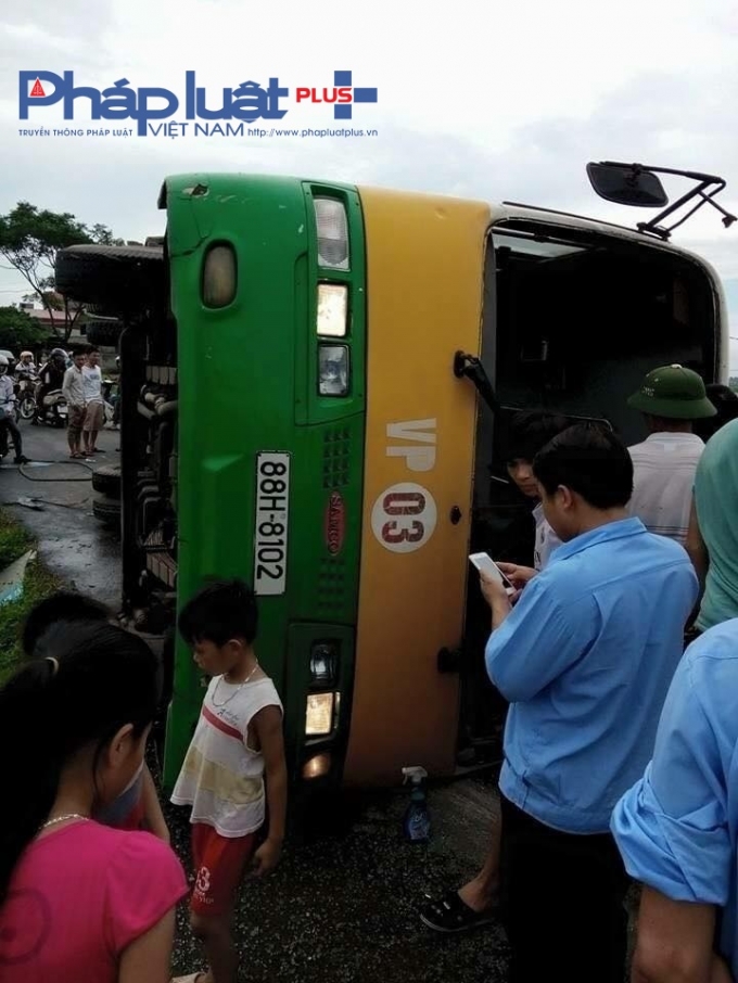 Xe bu&yacute;t lật nghi&ecirc;ng sang vệ đường, khiến cho khoảng 20 h&agrave;nh kh&aacute;ch tr&ecirc;n xe bị thương.