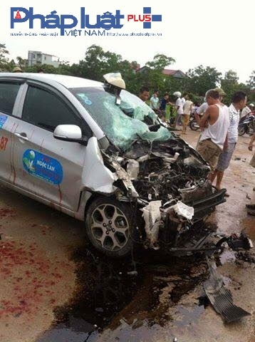 Taxi bị n&aacute;t phần đầu, biến dạng ho&agrave;n to&agrave;n.