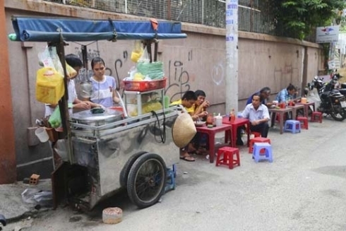 C&aacute;c qu&aacute;n thức ăn đường phố lu&ocirc;n tiềm ẩn nguy cơ mất an to&agrave;n vệ sinh thực phẩm.