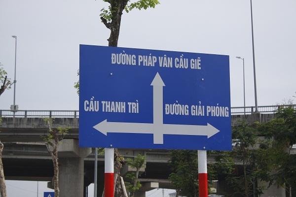 Bảng chỉ dẫn đường giao th&ocirc;ng.