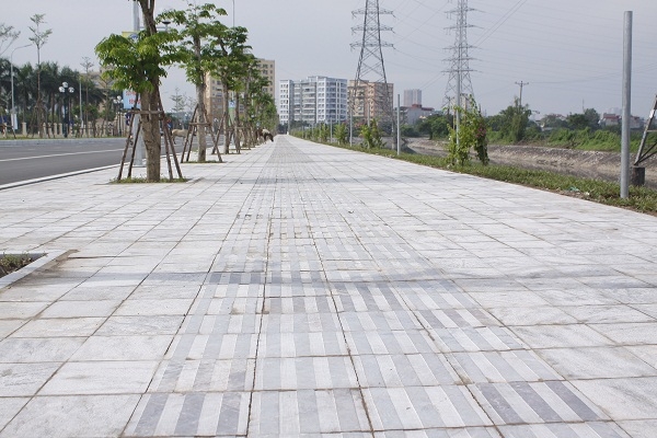 Vỉa h&egrave; tuyến đường rộng 7,25m được l&aacute;t đ&aacute; xanh tự nhi&ecirc;n. Hai b&ecirc;n vỉa h&egrave; được quy hoạch trồng c&acirc;y xanh v&agrave; thảm cỏ.