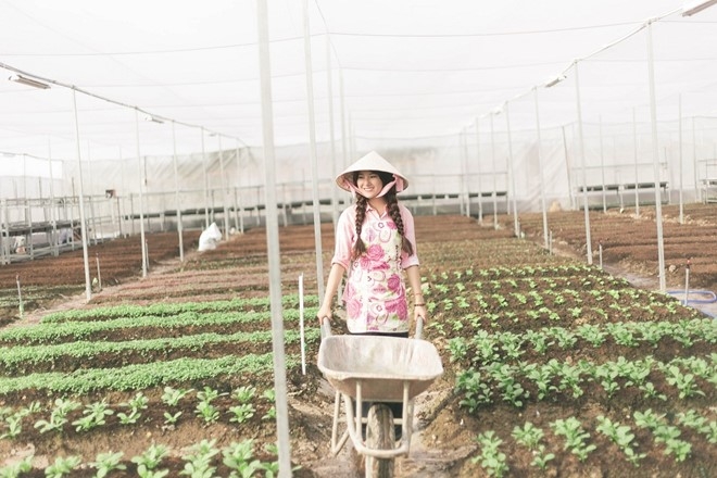 Quỳnh Hoa, một trong những bạn trẻ khởi nghiệp bằng dịch vụ cung cấp rau sạch trọn g&oacute;i.