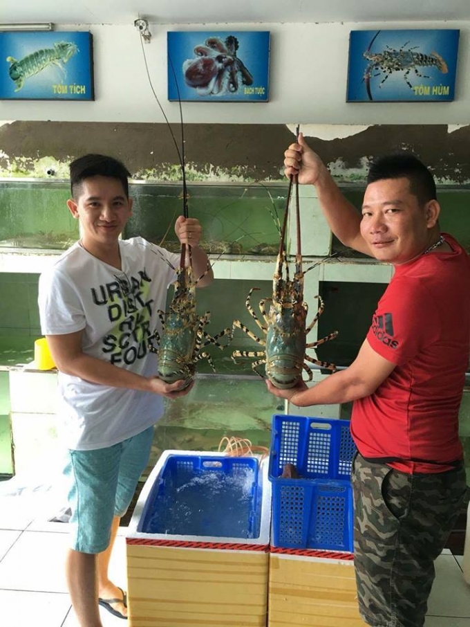 Nồi lẩu c&oacute; tổng cộng hai con t&ocirc;m h&ugrave;m 7kg