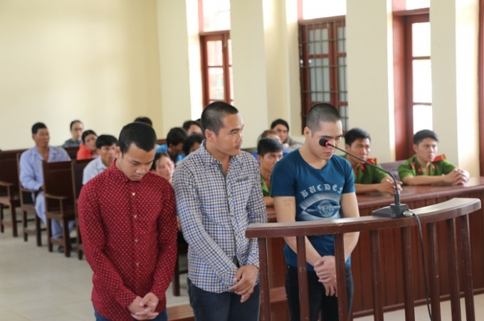 Ba bị c&aacute;o tại phi&ecirc;n t&ograve;a.