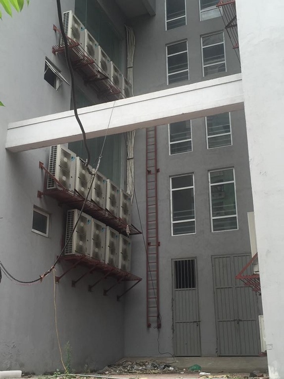 Cơ sở vật chất b&ecirc;n ngo&agrave;i to&agrave; nh&agrave; đang c&oacute; dấu hiệu xuống cấp.