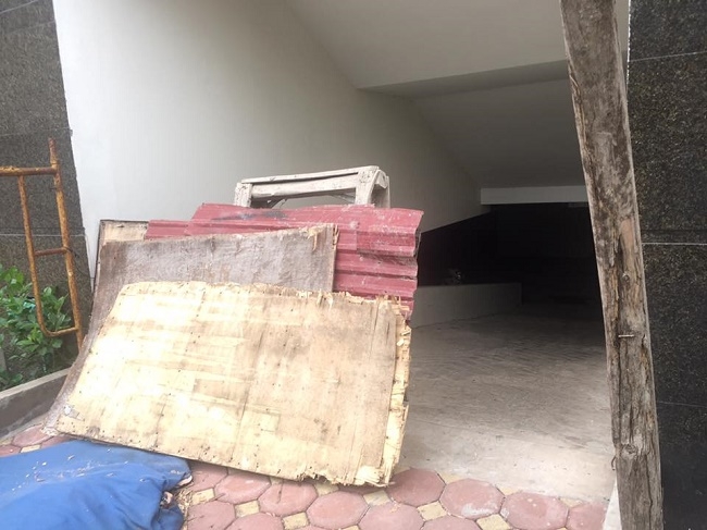 Tầng hầm to&agrave; nh&agrave; bị bỏ hoang.