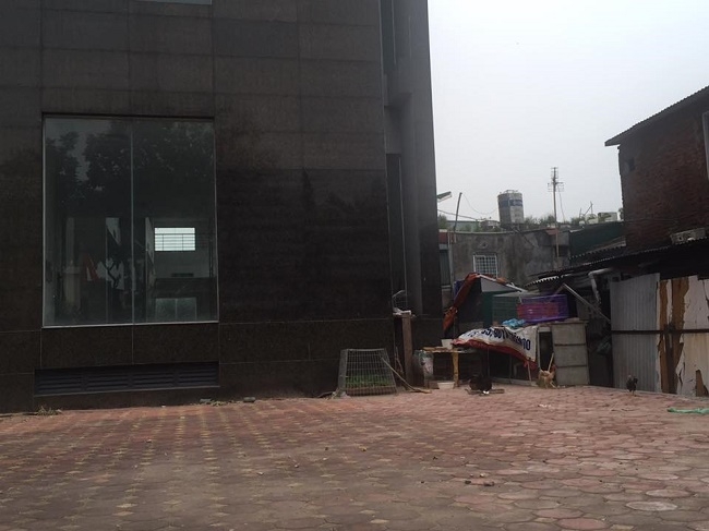 C&aacute;c hộ d&acirc;n xung quanh sử dụng diện t&iacute;ch đất trống l&agrave;m chỗ nu&ocirc;i g&agrave;