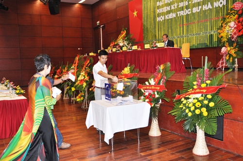 Bỏ phiểu bầu Ban Chấp h&agrave;nh nhiệm kỳ 2016 - 2021.