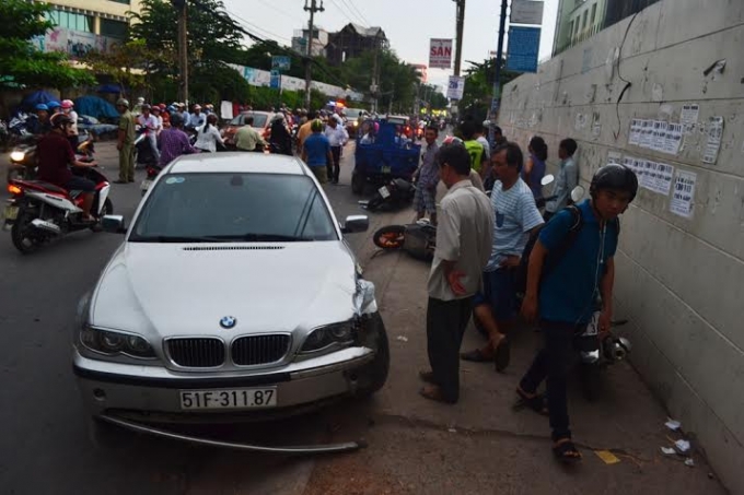 Chiếc &ocirc; t&ocirc; g&acirc;y tai nạn li&ecirc;n ho&agrave;n.