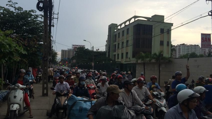 Giao th&ocirc;ng qua khu vực bị &ugrave;n tắc.