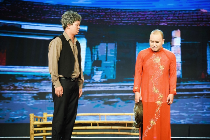 Th&oacute;t tim th&iacute; sinh L&agrave;ng h&agrave;i mở hội bị đốt ch&aacute;y ngay tr&ecirc;n s&acirc;n khấu