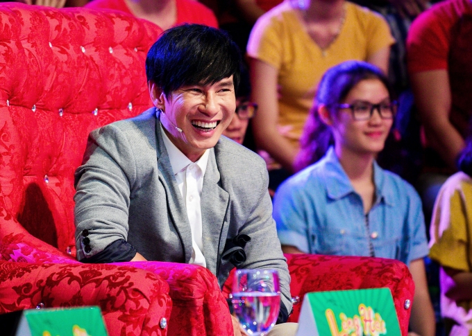 Th&oacute;t tim th&iacute; sinh L&agrave;ng h&agrave;i mở hội bị đốt ch&aacute;y ngay tr&ecirc;n s&acirc;n khấu