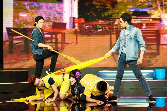 Th&oacute;t tim th&iacute; sinh L&agrave;ng h&agrave;i mở hội bị đốt ch&aacute;y ngay tr&ecirc;n s&acirc;n khấu