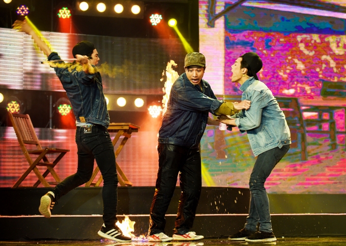 Th&oacute;t tim th&iacute; sinh L&agrave;ng h&agrave;i mở hội bị đốt ch&aacute;y ngay tr&ecirc;n s&acirc;n khấu