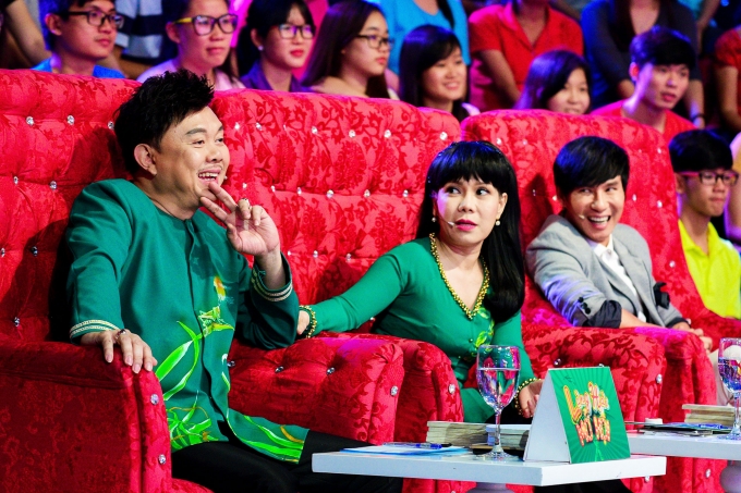 Th&oacute;t tim th&iacute; sinh L&agrave;ng h&agrave;i mở hội bị đốt ch&aacute;y ngay tr&ecirc;n s&acirc;n khấu