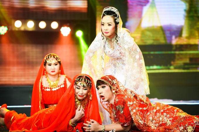 Th&oacute;t tim th&iacute; sinh L&agrave;ng h&agrave;i mở hội bị đốt ch&aacute;y ngay tr&ecirc;n s&acirc;n khấu