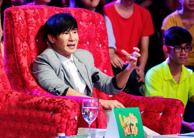 Th&oacute;t tim th&iacute; sinh L&agrave;ng h&agrave;i mở hội bị đốt ch&aacute;y ngay tr&ecirc;n s&acirc;n khấu