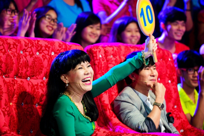 Th&oacute;t tim th&iacute; sinh L&agrave;ng h&agrave;i mở hội bị đốt ch&aacute;y ngay tr&ecirc;n s&acirc;n khấu