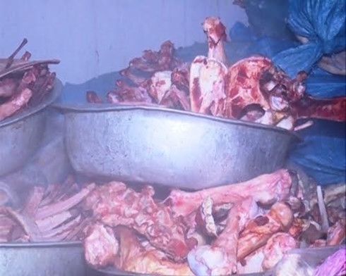 Xương, da tr&acirc;u b&ograve; ướp muối v&agrave; cấp đ&ocirc;ng kh&ocirc;ng c&oacute; giấy tờ đủ điều kiện vệ sinh an to&agrave;n thực phẩm.