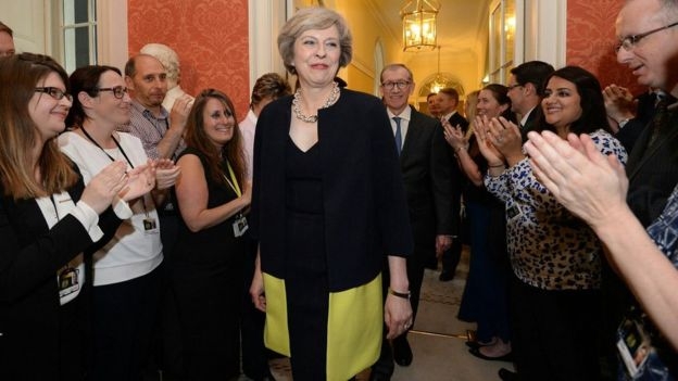 B&agrave; Theresa May được ch&agrave;o đ&oacute;n tại Văn ph&ograve;ng Ch&iacute;nh phủ ở số 10 Downing. (Ảnh: AP)