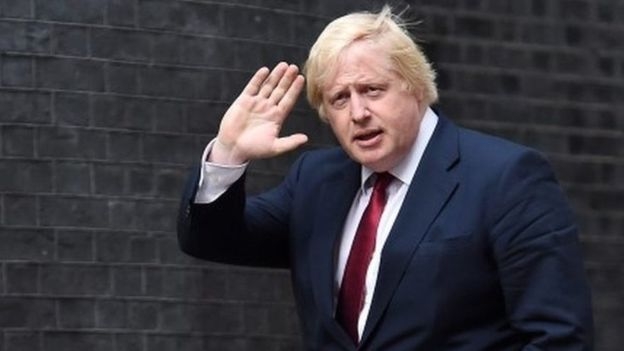 T&acirc;n Thủ tướng Anh bổ nhiệm cựu Thị trưởng London Boris Johnson v&agrave;o chức vụ Ngoại trưởng. Quyết định n&agrave;y được cho l&agrave; g&acirc;y ngạc nhi&ecirc;n bởi trước đ&oacute;, &ocirc;ng Johnson chưa từng giữ chức vụ n&agrave;o trong Nội c&aacute;c v&agrave; l&agrave; người dẫn đầu chiến dịch Brexit nhưng lại đột ngột r&uacute;t lui khỏi đường đua gi&agrave;nh cương vị thủ tướng Anh. (Ảnh: BBC)
